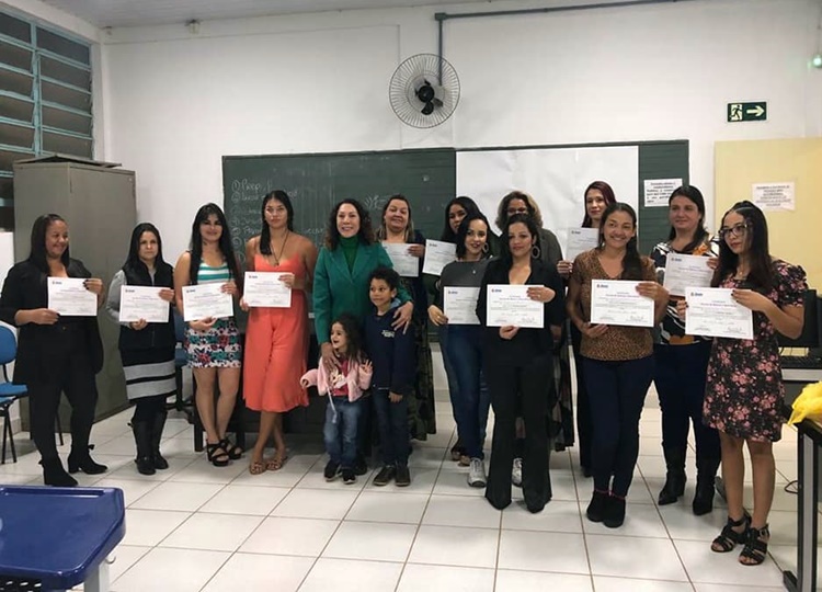 ESCOLA DA BELEZA: Fundo Social realiza formatura do Curso de Manicure e Pedicure