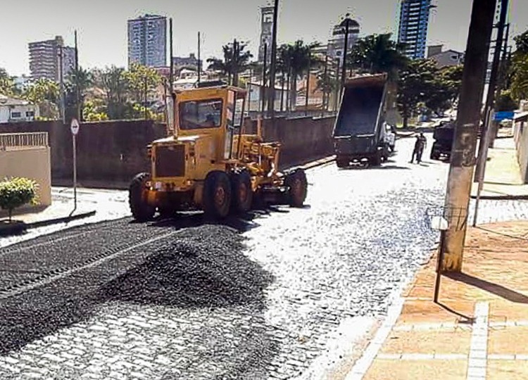Prefeitura realiza serviço de reperfilagem na Sebastião da Silva Leite