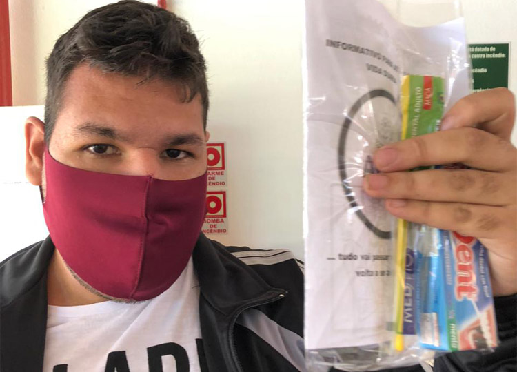 Prefeitura entrega kits de higiene bucal e boletim informativo aos alunos da APAE de Assis