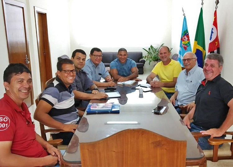Prefeito assina decreto que dispensa funcionários para jogo do VOCEM nesta quarta-feira, 9