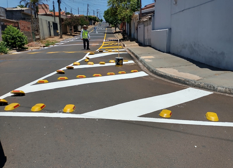 Rua Leonor recebe sinalizações nas imediações de novo empreendimento imobiliário