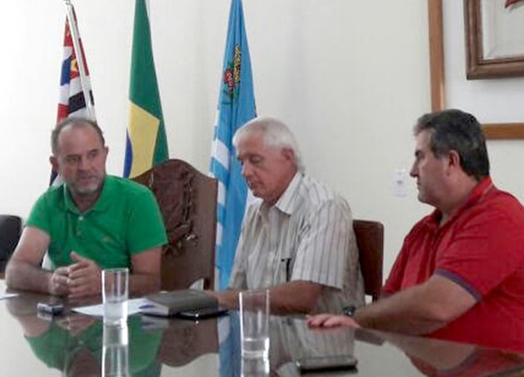 Prefeito entrega diretrizes para construção das 239 casas da APRUMAR