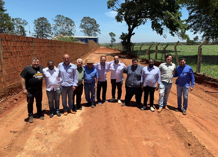Prefeitura inicia obras de pavimentação na estrada que liga Assis ao Esmeralda Park