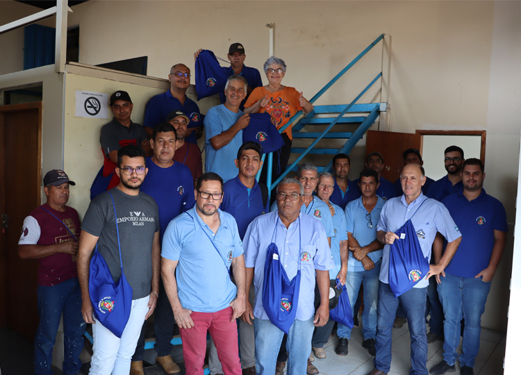 Educação entrega kits de proteção para equipe de manutenção