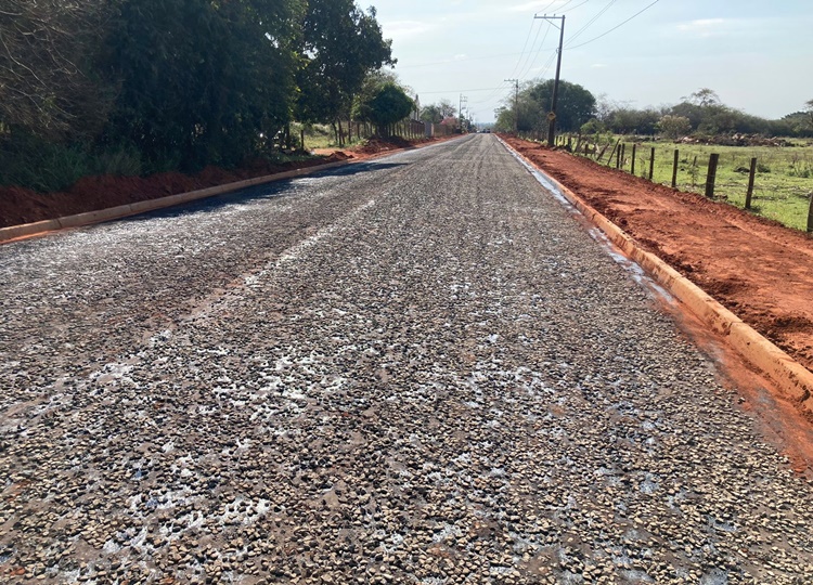 Trecho da Estrada da Pinga é preparado para receber asfalto
