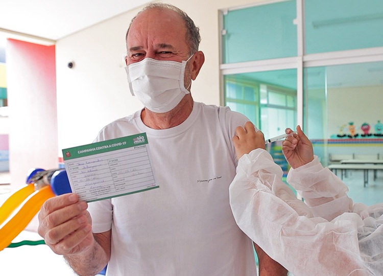 Prefeito José Fernandes recebe 1ª dose da ‘vacina da esperança’ contra a COVID-19