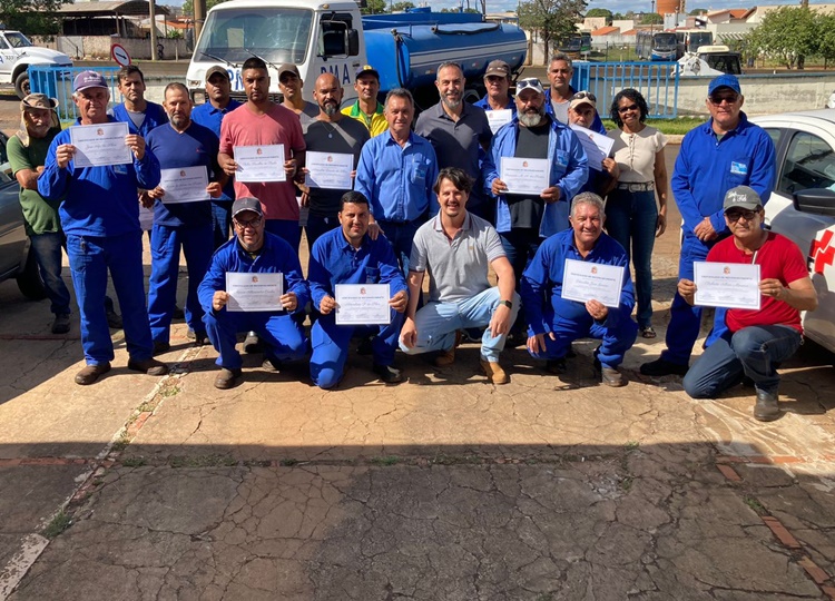 Ouvidoria Municipal de Assis entrega ‘Certificado de Reconhecimento’ para a equipe de Recapeamento e Tapa-buracos