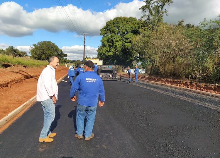 Prefeito visita obras de pavimentação asfáltica no trecho que liga a Avenida Otto Ribeiro ao Bairro Alto dos Ipês