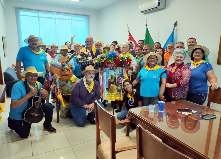 Bandeira de Reis do Toninho Leiteiro é recebida no Gabinete do Prefeito de Assis