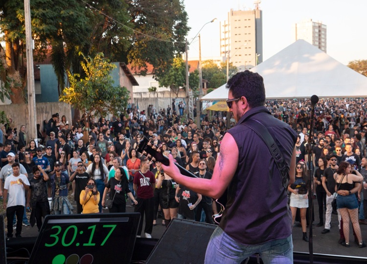 MÚSICA EM MOVIMENTO: Assis Rock Fest atrai milhares de pessoas no último sábado, 28