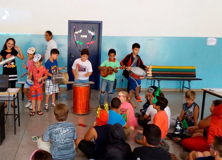 Alunos conhecem instrumentos musicais usados no Carnaval