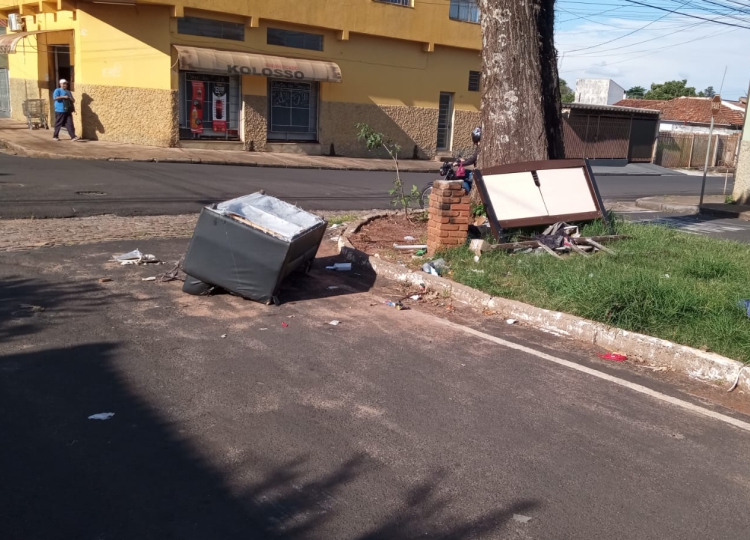 Prefeitura coleta materiais inservíveis descartados incorretamente em praças e parques