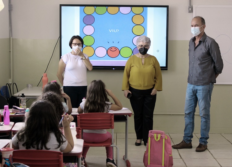 EDUCAÇÃO EM MOVIMENTO: Prefeito José Fernandes e secretária Dulce de Andrade prestigiam volta as aulas na Rede Municipal de Ensino
