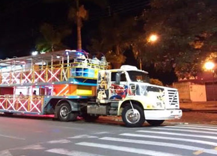 Ingressos de cortesia da Carreta da Alegria oportunizam a crianças passeio pela cidade