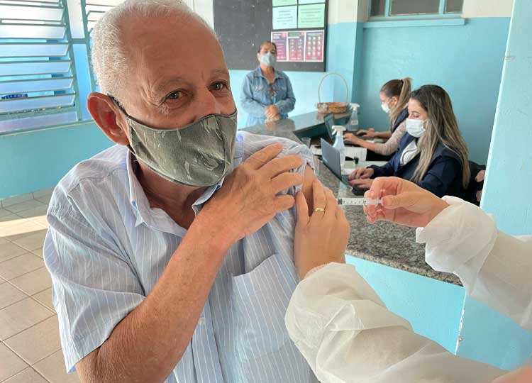 SAÚDE EM MOVIMENTO: Assis inicia aplicação da 4ª dose da vacina contra COVID-19 em idosos de 80 anos ou mais neste sábado, 19