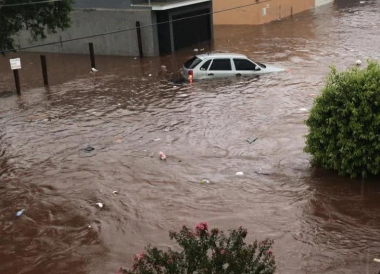 Forte chuva causa alagamentos e transtornos em Assis