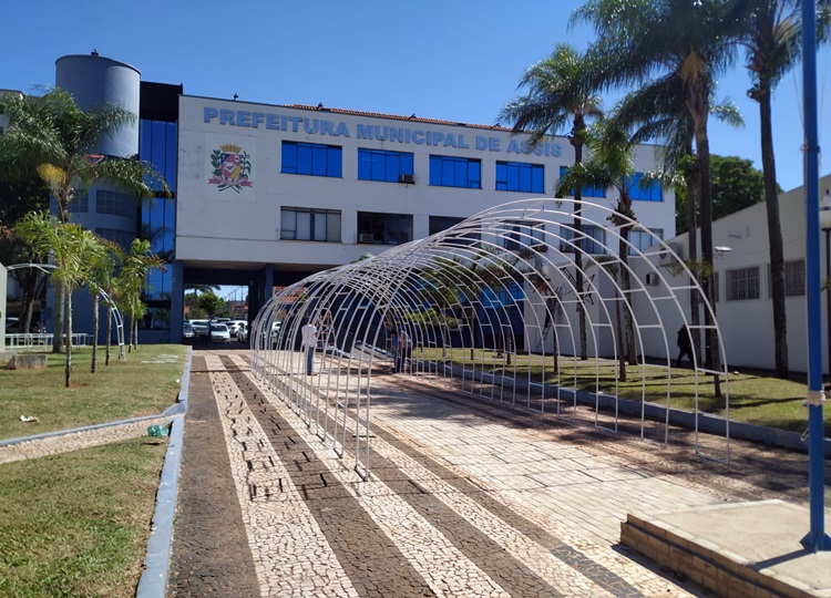 ‘Iluminação Natalina’ já começa ser instalada no Jardim do Paço Municipal