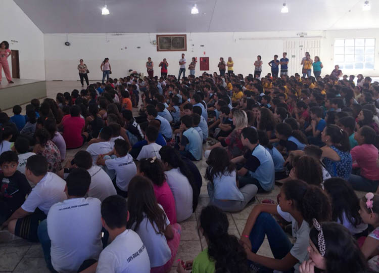 Peça teatral orienta alunos sobre conscientização ambiental