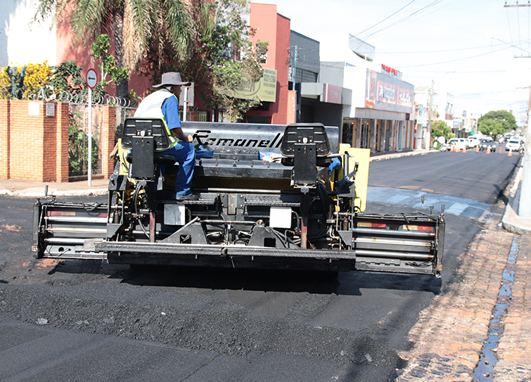 Avenida Armando Sales de Oliveira recebe novo asfalto