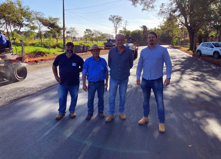 Prefeitura de Assis realiza asfaltamento em trecho da rua principal do Jardim Rezende